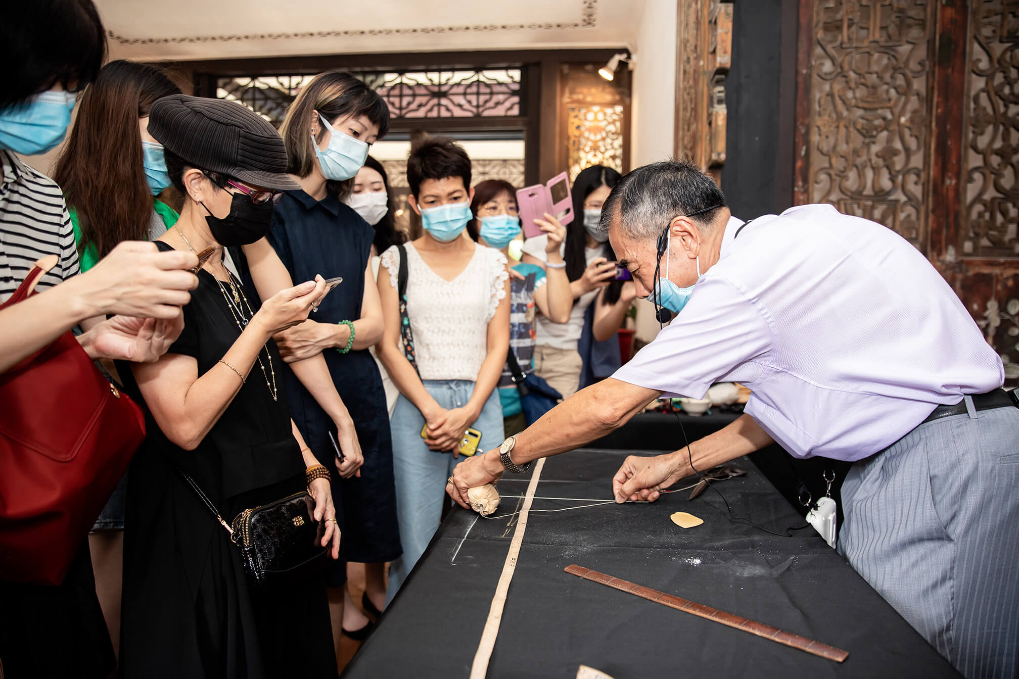「雲裳傳藝—中式長衫及裙褂製作技藝示範工作坊」 6月20日至21日 — 鄭家大屋